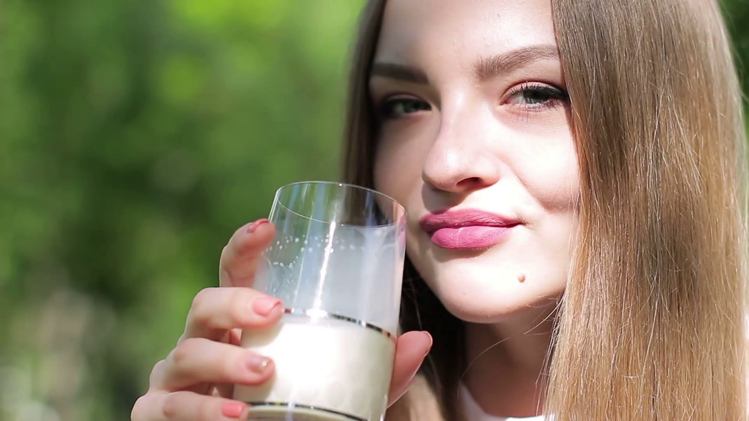 उम्र कम दिखने के उपाय दूध milk रंगत निख़ारने के लिए